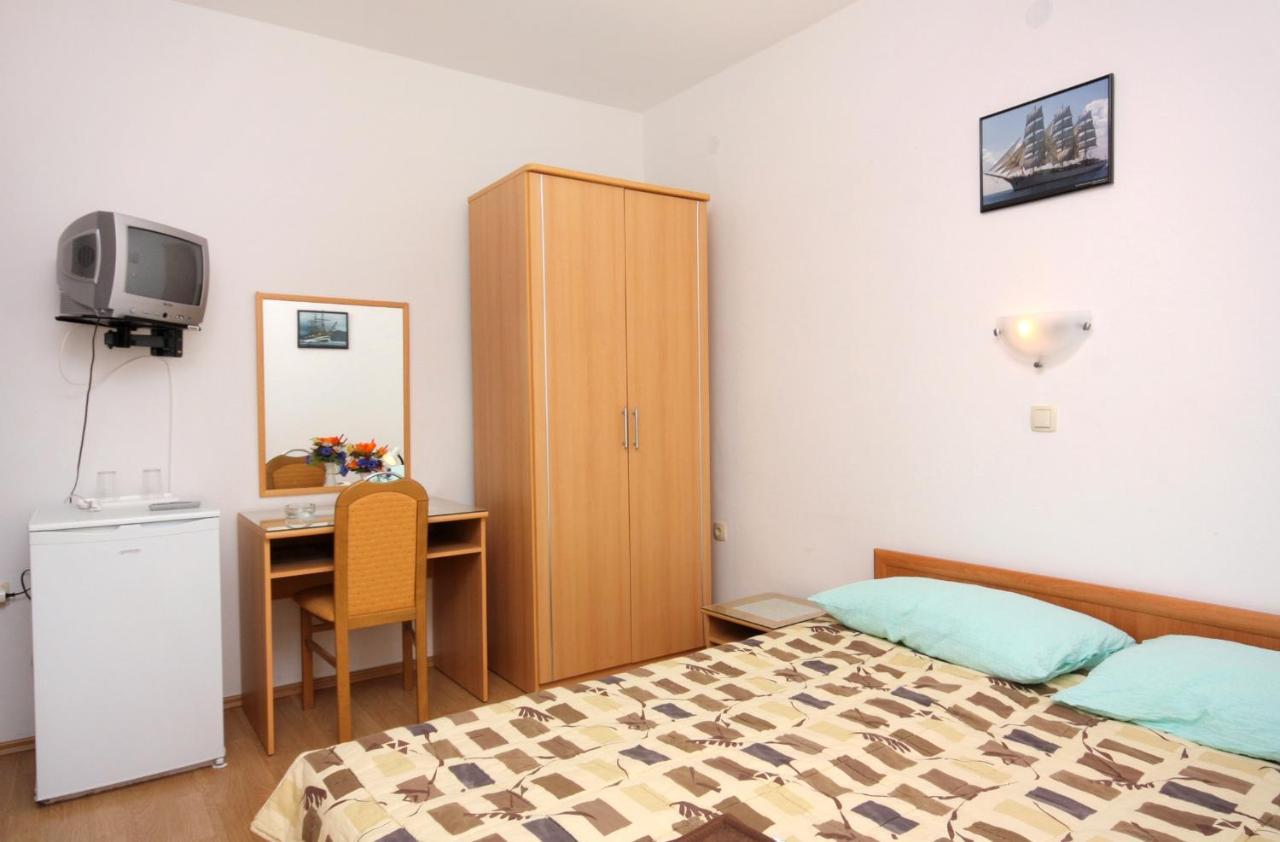Double Room Vrbnik 5301B Bagian luar foto