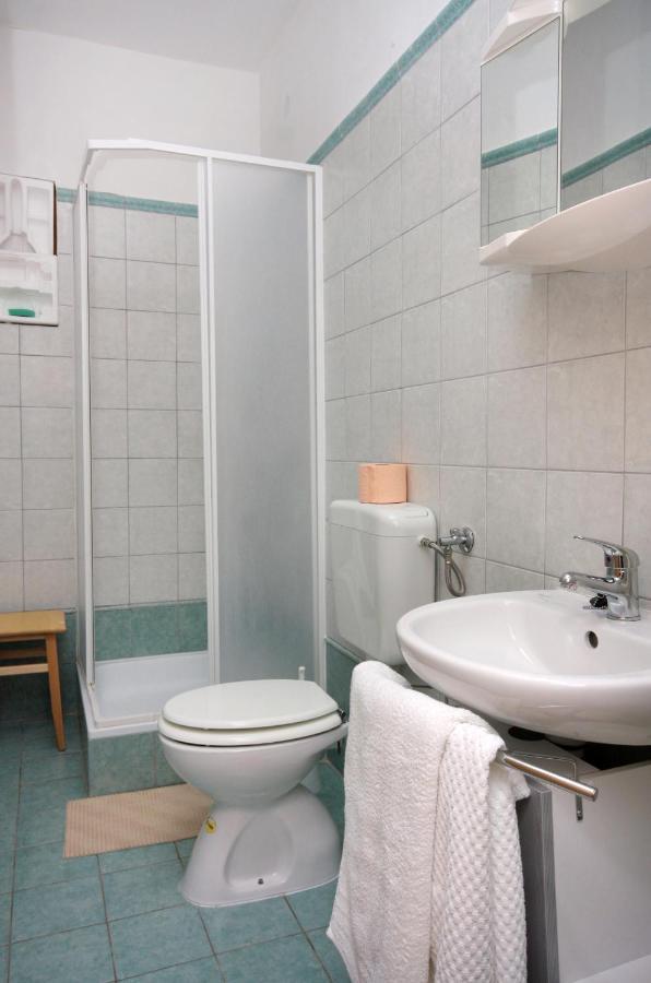 Double Room Vrbnik 5301B Bagian luar foto